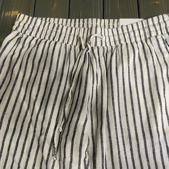 Gap Black/White Striped Capris size SM Brand New - Picture 2 of 5